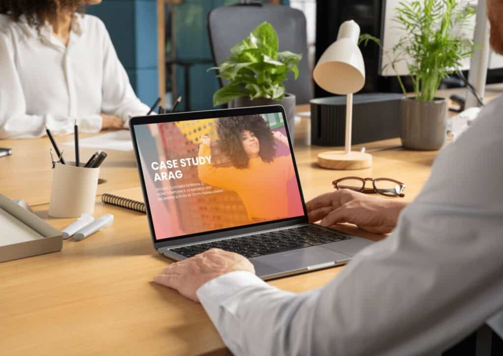 Mann mit Laptop, der sich die Case Study ARAG ansieht.