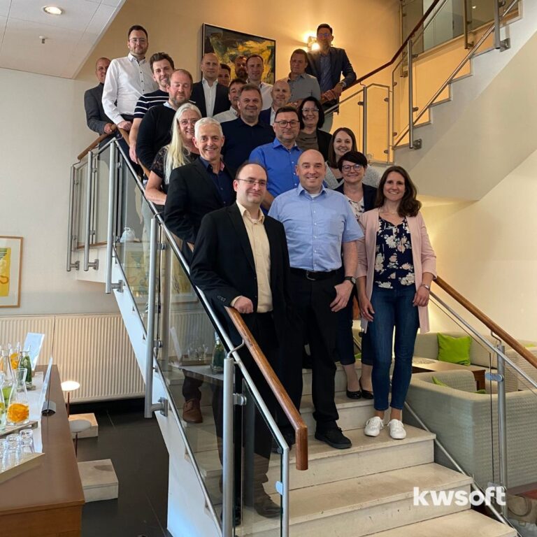 Gruppenfoto aller Teilnehmer des AOK-Roundtable 2025, die auf einer Treppe stehen.