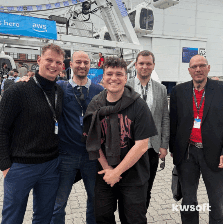 Unser kwsoft®-Team steht vor dem Eingang zum AWS Summit 2025.