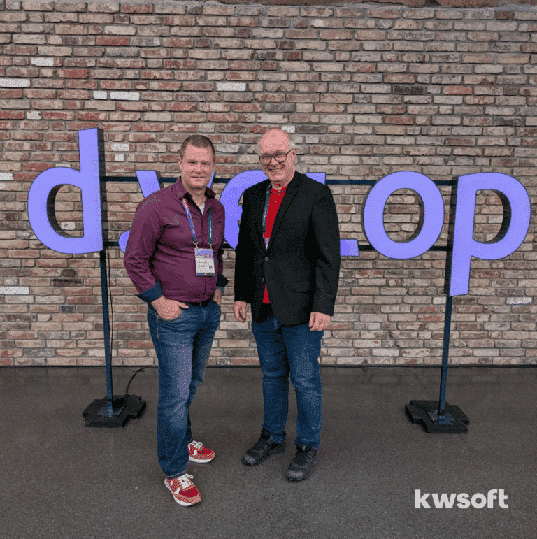 Marco Leven und Volkmar Friauf stehen vor dem d.velop-Schild auf dem d.velop SUMMIT 2025.