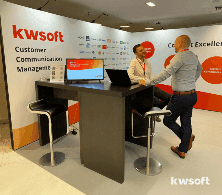 Felix Bosch und Eugen Timik unterhalten sich am Stand von kwsoft® auf der DOXNET 2025.