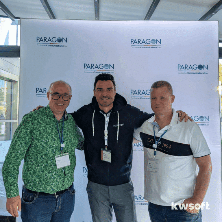 Volkmar Friauf, Philipp Moser und Marco Leven vor dem Paragon-Display beim Paragon Customer Communications Day 2025.