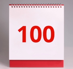 Ein Kalender der die Zahl 100 zeigt.