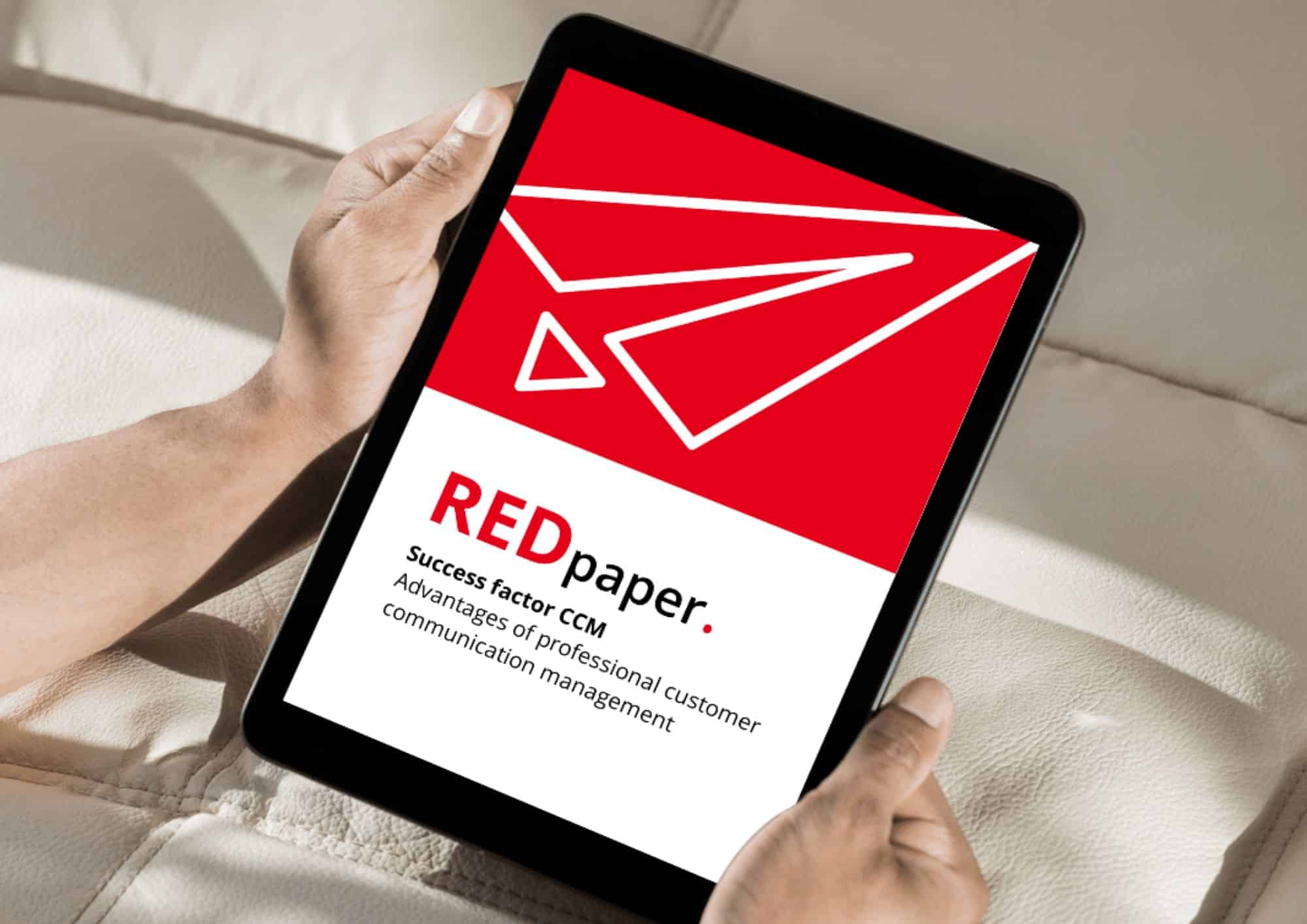 Das Bild zeigt ein Tablet, das von jemandem gehalten wird und auf dem das Cover des REDpaper „Success Factor CCM” zu sehen ist.